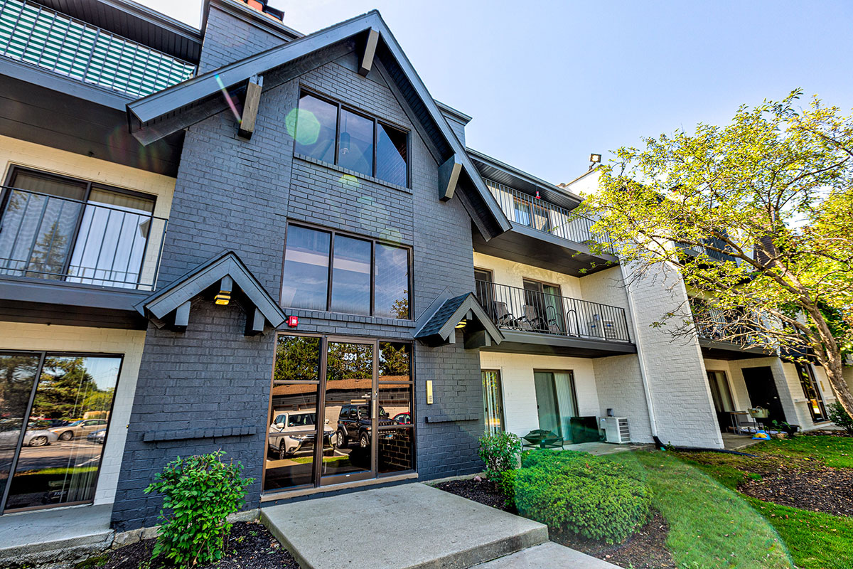 Albion Oak Park Apartment Building